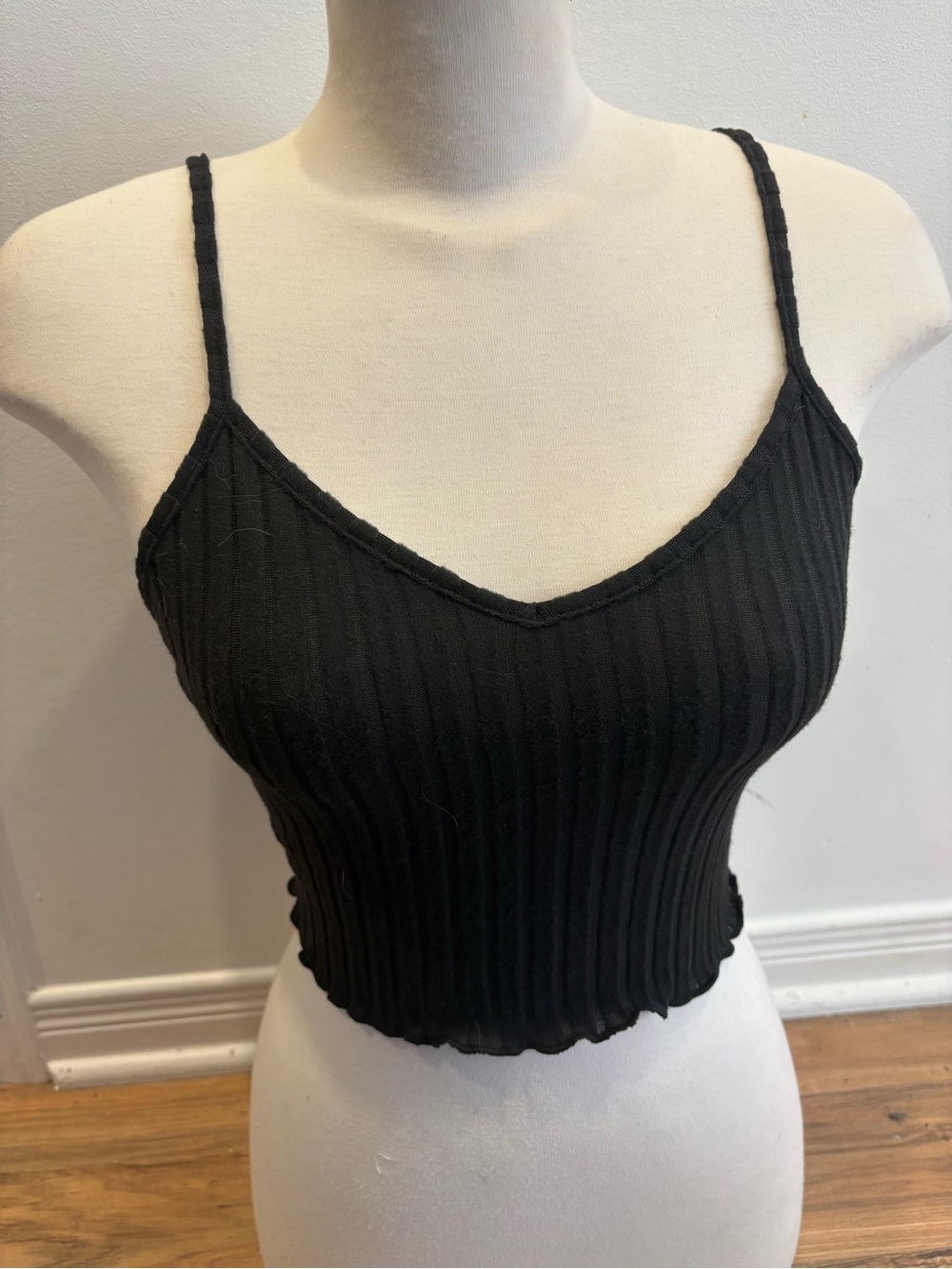 Black Ribbed V-Neck Spaghetti Strap Crop Top
